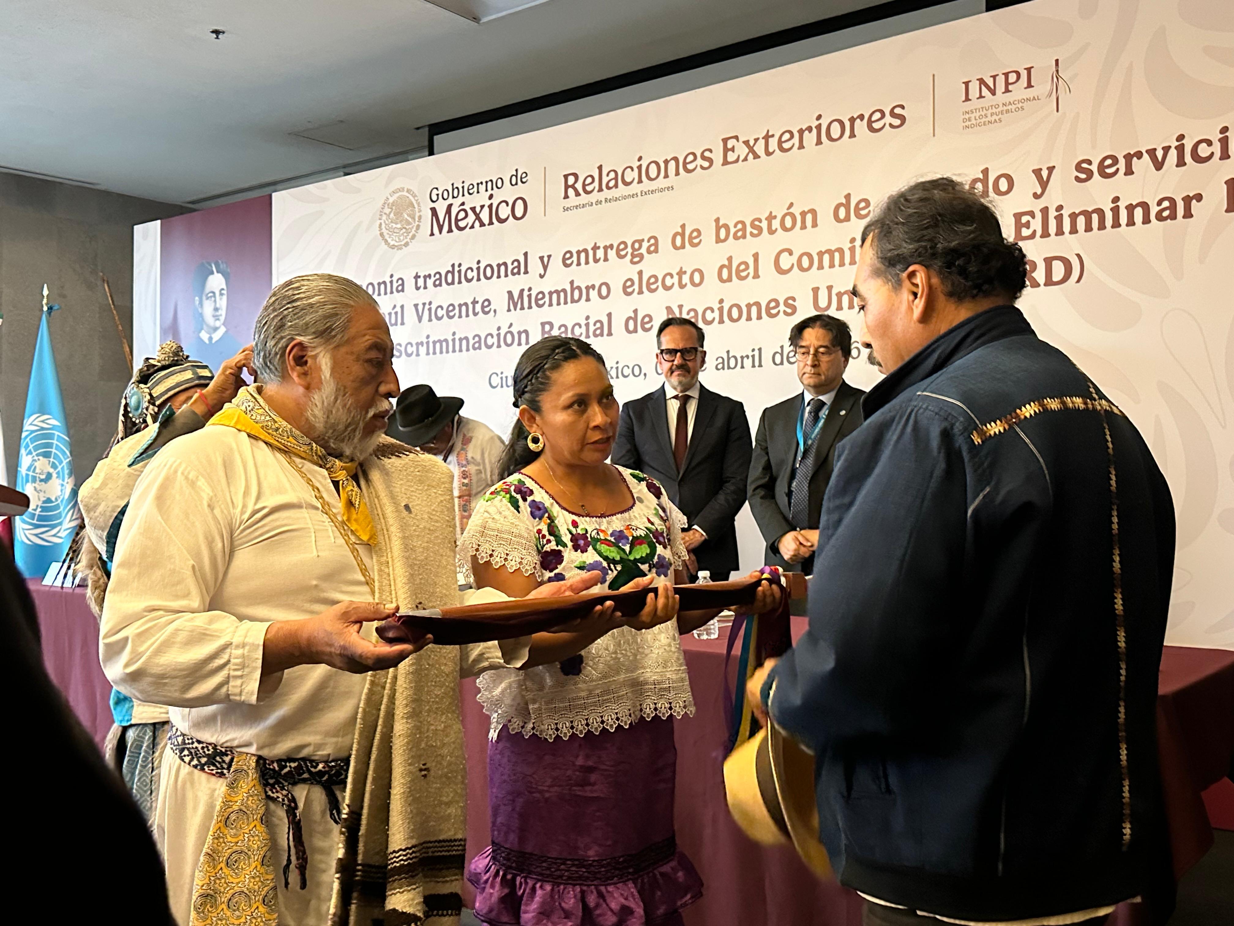 Entrega de bastón de mando a Saúl Vicente Vázquez en la SRE