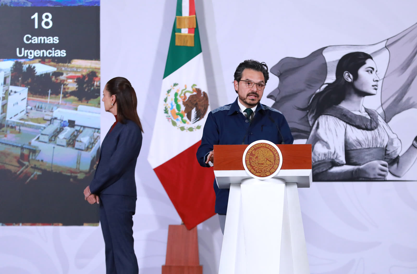 Zoé Robledo y la Presidenta Claudia Sheinbaum en la conferencia sobre nuevos hospitales del IMSS