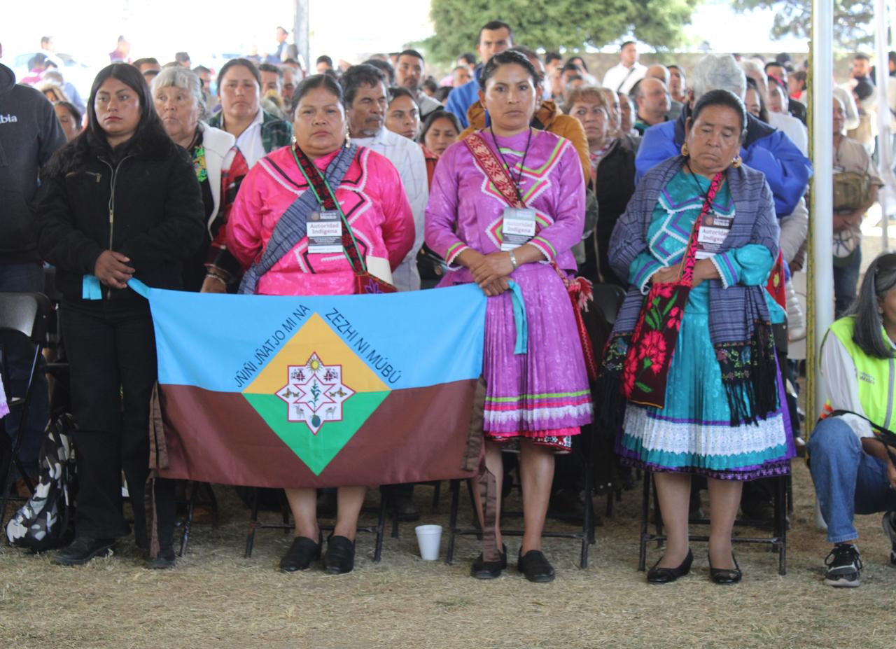 Autoridades indígenas con bandera del pueblo originario