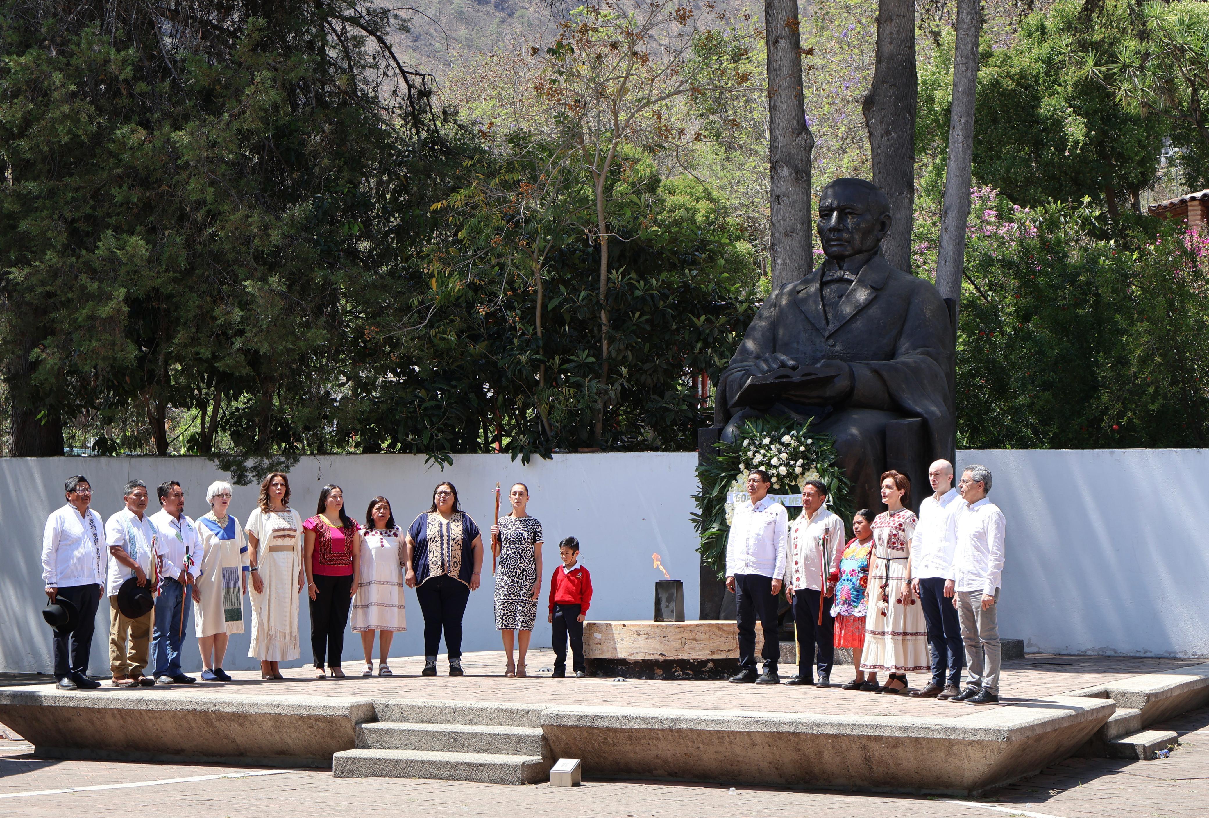 Ceremonia frente al monumento de Benito Juárez