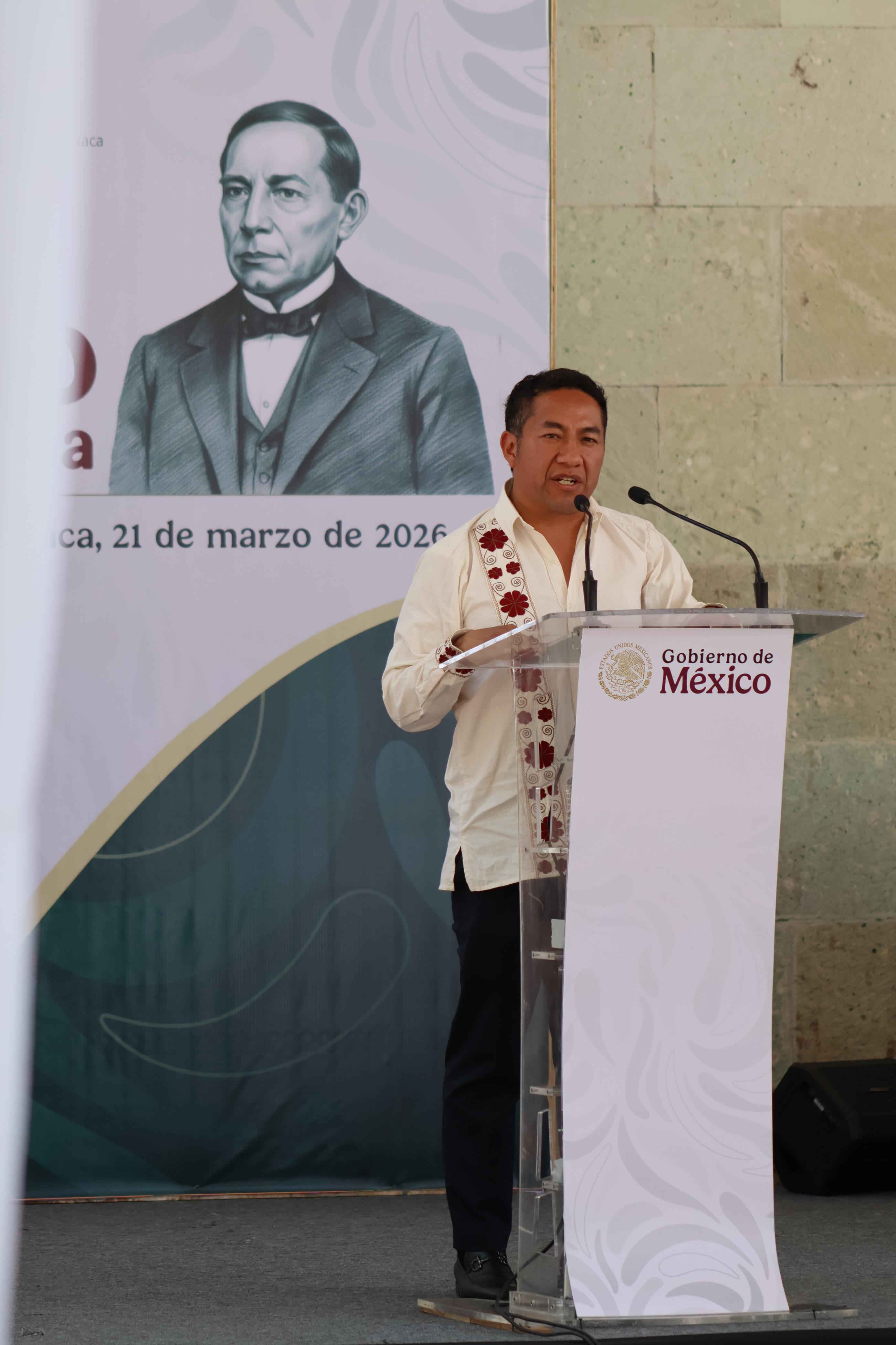 Orador en el podio del Gobierno de México