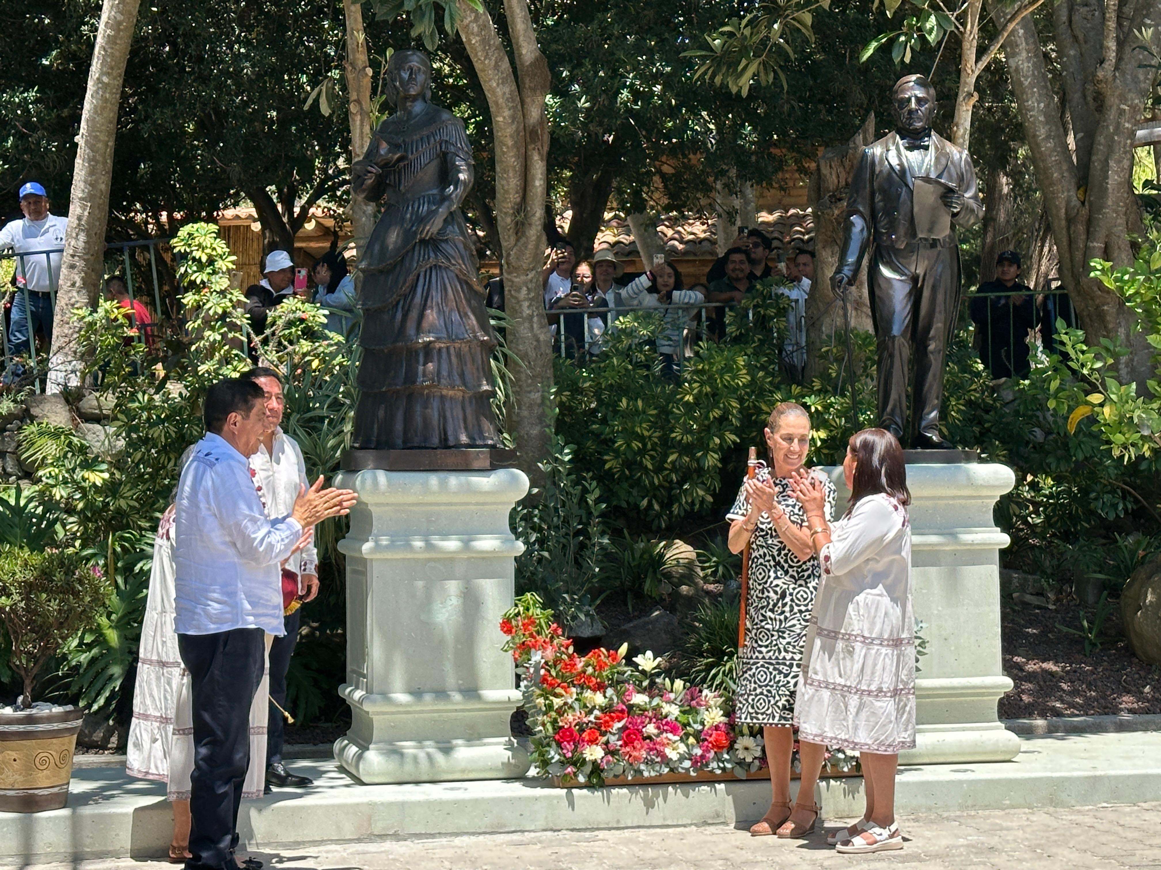 Develación de estatuas de Benito Juárez y Margarita Maza